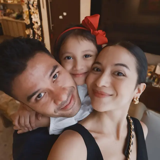 6 Potret Keluarga Kecil Chicco Jerikho dan Putri Marino, Pernikahannya Genap 7 Tahun