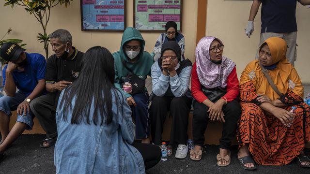 Foto: Keluarga Korban Tragedi Kanjuruhan Padati Salah Satu Rumah Sakit di Malang