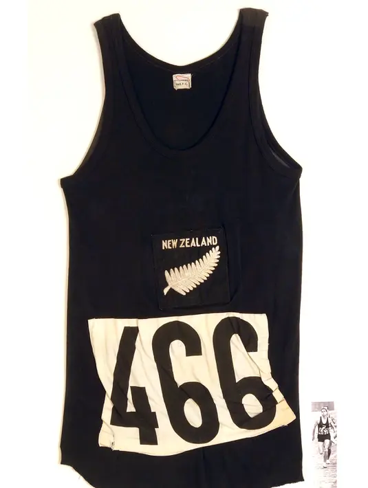 Singlet milik Peter Snell, seorang legenda atletik dari Selandia Baru. Peter Snell menyabet dua emas saat lomba lari 1500m di Olimpiade Tokyo tahun 1964. Singlet yang dikenakan Peter ini terjual saat lelang dengan harga 100 Ribu Dolar Amerika. (AFP Photo)