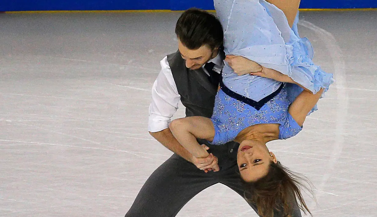 Atlet Ice skating Jerman Kavita Lorenz dan Panagiotis Polizoakis saat melakukan aksi menegangkan di Turnamen Ice Skating dunia  ISU World Figure Skating Championships, Boston , Massachusetts , Amerika Serikat, (30/3). (REUTERS / Brian Snyder)
