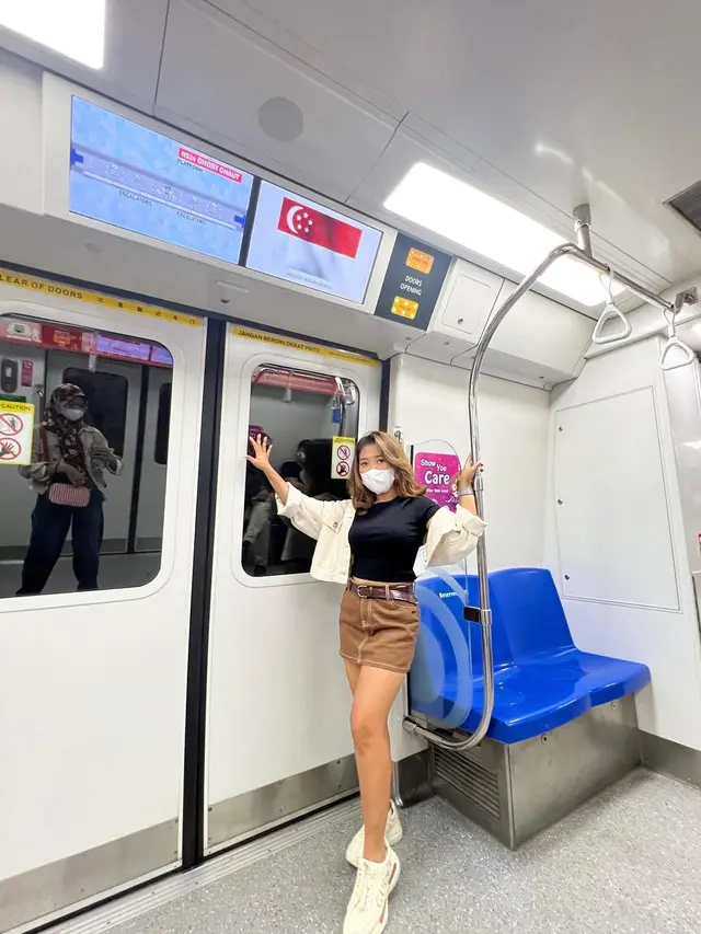Kiky Saputri di Singapura pada Mei 2022, sebut pengalaman pertama ke luar negeri. (Instagram @kikysaputrii)