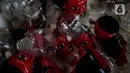 Ondel-ondel dari botol bekas yang sedang dalam proses pembuatan di Sanggar Rumah Kreasi, Jakarta, Minggu (13/6/2021). Chairuddin memanfaatkan botol bekas menjadi ondel-ondel untuk dijual dengan harga sepasang Rp35 ribu dan bisa membuat ratusan setiap harinya. (Liputan6.com/Johan Tallo)