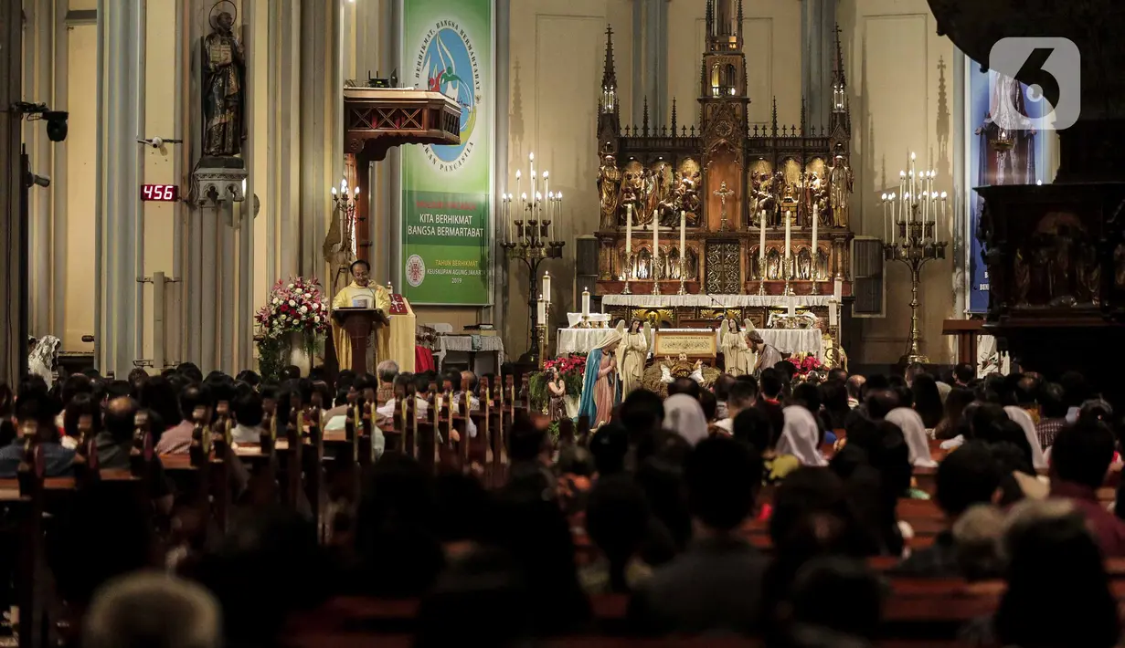 Suasana misa malam Natal di Gereja Katedral, Jakarta, Selasa (24/12/2019). Perayaan Natal tahun ini bertema 'Hiduplah sebagai Sahabat bagi Semua Orang'. (Liputan6.com/Faizal Fanani)