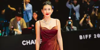 Shenina Cinnamon tampil menyala di red carpet 29th Busan International Film Festival, Korea Selatan [@sheninacinnamon]