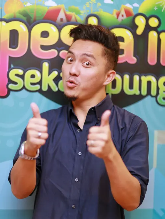 "Saya lebih konsen keluarga selama bulan puasa. Mungkin ada teman kalau bulan puasa waktunya kerja. Ya saya tetap kerja, mumpung anak mulai belajar puasa. Kita ingin fokus sama dia," ujar Omesh, di kawasan SCBD, Rabu (31/5). (Adrian Putra/Bintang.com)