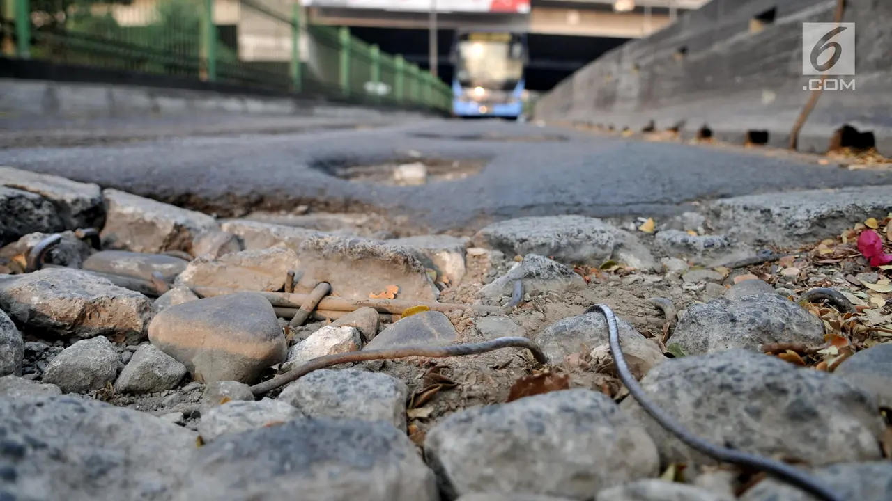 Jalur Bus Transjakarta Rusak Bahayakan Keselamatan Penumpang
