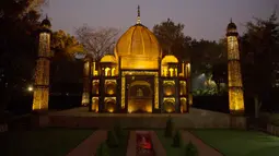 Replika Taj Mahal terlihat di sebuah taman umum di New Delhi, India, 4 Februari 2020. Barang-barang bekas seperti besi batangan, suku cadang mobil, dan pipa dimanfaatkan untuk membuat tujuh keajaiban dunia yang ikonis di taman umum itu yang sukses menarik banyak pengunjung. (Xinhua/Javed Dar)