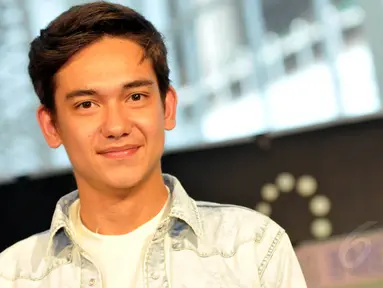 Adipati Dolken artis yang menggeluti dunia  akting, kini terjun ke dunia bisnis (Liputan6.com/Panji Diksana)