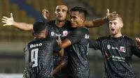 Selebrasi striker Madura United, Bruno Da Silva Lopes usai berhasil membobol gawang Persela Lamongan dalam laga matchday ke-3 Grup C Piala Menpora 2021 di Stadion Si Jalak Harupat, Bandung, Kamis (1/4/2021). Madura United bermain imbang 1-1 dengan Persela Lamongan. (Bola.com/Ikhwan Yanuar)