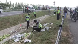 Polisi lalu lintas mengidentifikasi lokasi kecelakaan mobil Grand max yang terjadi di KM 152 Tol Cipali, Jawa Barat, Minggu (10/6). Kecelakaan terjadi karena mobil oleng dan menabrak pembatas jalan tol. (Liputan6.com/Arya Manggala)