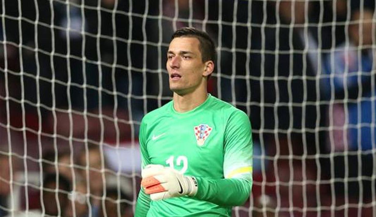 Seandainya Aston Villa berhasil mendatangkan kiper Kroasia, Lovre Kalinic, pada Januari 2016 lalu, mungkin Villa masih bertahan di Premier League musim ini. Izin kerja menjadi masalah bagi Lovre Kalinic. (www.squawka.com)