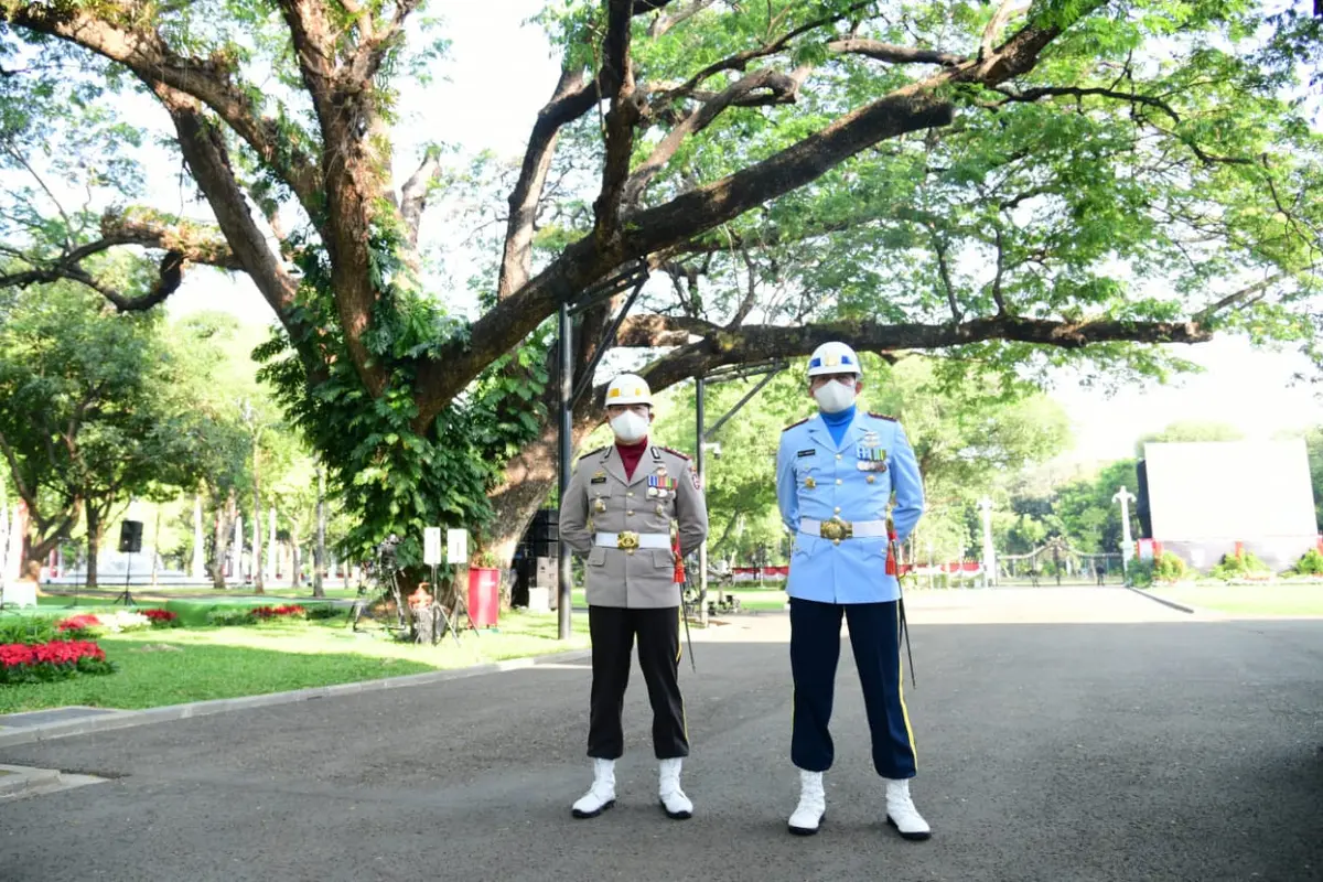 Kombes Pol Christ Reinhard Pusung ditunjuk menjadi Komandan Upacara Penurunan Bendera Merah Putih pada HUT ke-75 RI.