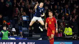 Pemain Skotalandia, Scott McTominay, melakukan selebrasi setelah mencetak gol ke gawang Spanyol pada laga Kualifikasi Euro 2024 di Hampden Park, (28/3/2023). Pemain MU ini telah mengemas empat gol. Masing-masing dua gol saat membantu timnas Skotlandia menghajar Siprus 3-0 dan Spanyol 2-0. (AFP/Andy Buchanan)