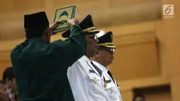 Bupati dan Wakil Bupati Tulungagung terpilih hasil Pilkada 2018, Syahri Mulyo dan Maryoto Birowo saat dilantik di Jakarta, Selasa (25/9). Usai dilantik, Syahri langsung dinonaktifkan oleh Menteri Dalam Negeri Tjahjo Kumolo. (Merdeka.com/Imam Buhori)