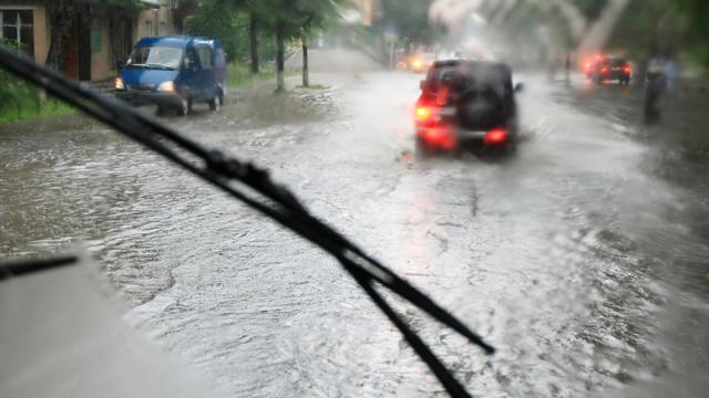 Ilustrasi berkendara saat musim hujan dan banjir (c) joyfull/Depositphotos.com