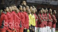 Para pemain Timnas Indonesia U-22 dengan khidmat menyanyikan lagu Indonesia Raya sebelum uji coba melawan Persija. Jiwa nasionalisme para penggawa Garuda Muda ini layak dijadikan inspirasi bagi para pemuda lainnya. (Bola.com/M Iqbal Ichsan)