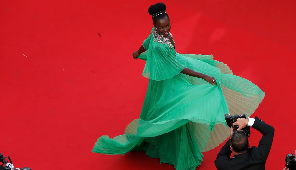 Lupita Nyong'o tampil mempesona saat menghadiri pembukaan Cannes Film Festival dan premier film 'La Tete Haute', di Cannes, Prancis, Rabu (13/5). (REUTERS/Benoit Tessier)