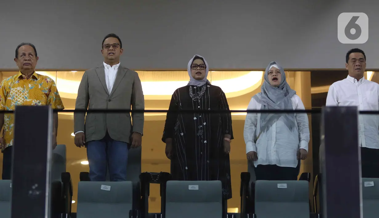 Gubernur DKI Jakarta Anies Baswedan (kedua kiri) menghadiri malam puncak Perayaan HUT ke-495 tahun Jakarta di Jakarta International Stadium (JIS), Jakarta, Sabtu (25/6/2022). Seperti diketahui, Pemerintah Provinsi (Pemprov) DKI membuka secara gratis bagi masyarakat yang ingin memiliki tiket masuk. (Liputan6.com/Herman Zakharia)