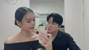 Meski Choi Han Bit tampak fokus mirror selfie, pandangan mata sang calon suami tetap tertuju kepadanya. Gemas! [Foto: IG/choi_tea_il].