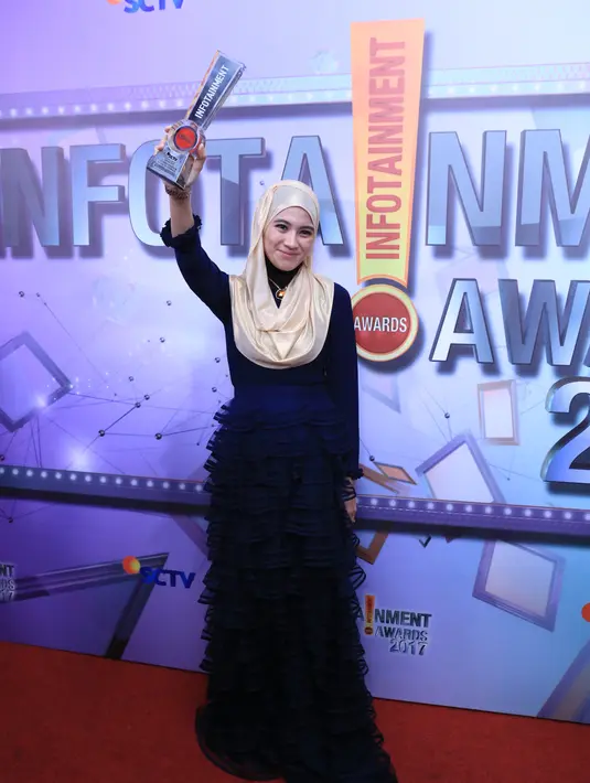 Mendapatkan piala kemenangan itu, Icha tak lupa menyampaikan rasa terima kasihnya kepada semua pihak yang telah berperan penting dan mendukungnya selama ini. (Adrian Putra/Bintang.com)