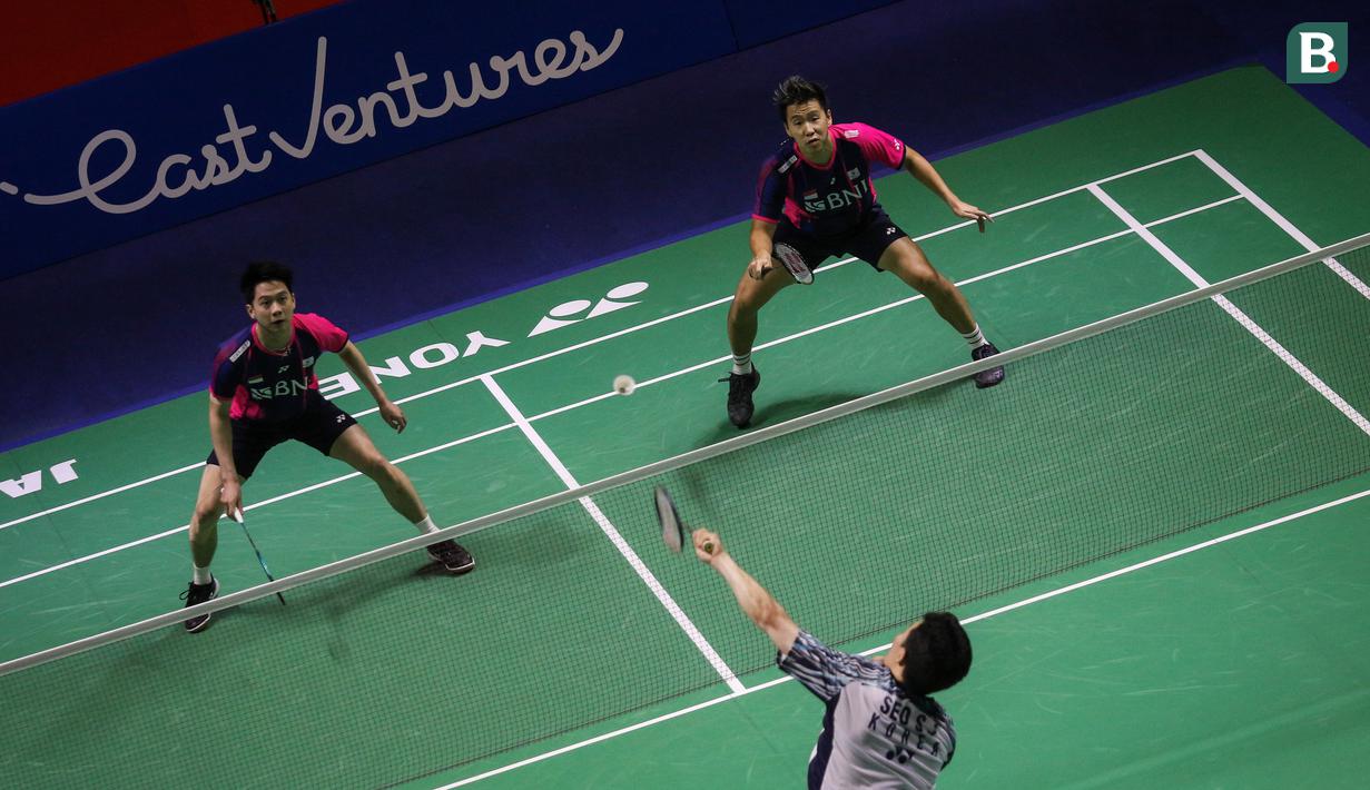 Pebulu tangkis ganda putra Indonesia, Kevin Sanjaya Sukamuljo/Marcus Fernaldi Gideon berusaha membaca arah kok dari ganda putra Korea Selatan, Kang Min Hyuk/Seo Seung Jae pada babak 16 besar Indonesia Open 2022 di Istora Senayan, Jakarta, Kamis (16/06/2022). (Bola.com/Bagaskara Lazuardi)