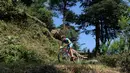 Pedro Torres Villalon dari Spanyol bersaing dalam lomba sepeda gunung Himalaya MTB di dekat Mandi, Himachal Pradesh, India utara (4/10). Lomba ini berlangsung selama delapan tahap di kaki pegunungan Himalaya. (AFP Photo/Sajjad Hussain)