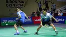 Pebulu tangkis ganda putra Indonesia, Sabar Karyaman Gutama/Moh Reza Pahlevi berusaha menjangkau kok pukulan pasangan Chinese Taipei, Lee Jhe-Huei/Yang Po-Hsuan pada babak perempat final Indonesia Open 2024 di Istora Senayan, Jakarta, Sabtu (07/06/2024). (Bola.com/Bagaskara Lazuardi)