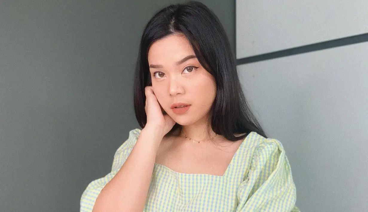 Sinta Keong Racun sudah tak tak pernah lagi terlihat di layar kaca. Meski begitu, aktivitas keseharian Sinta masih bisa dilihat di Instagram @sisisinta. Sinta yang menetap di Prancis terlihat sumringah di berbagai kegiatan. (Liputan6.com/IG/sisisinta)