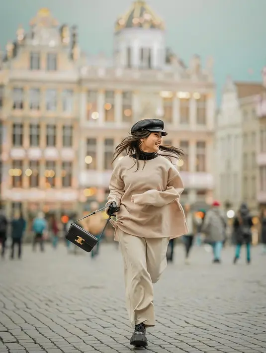 Potret lain memperlihatkan Fuji dengan oversize sweaternya sebagai luaran. Well, di antara OOTD Fuji tadi, mana yang jadi favoritmu, Sahabat Fimela?  [@fuji_an]