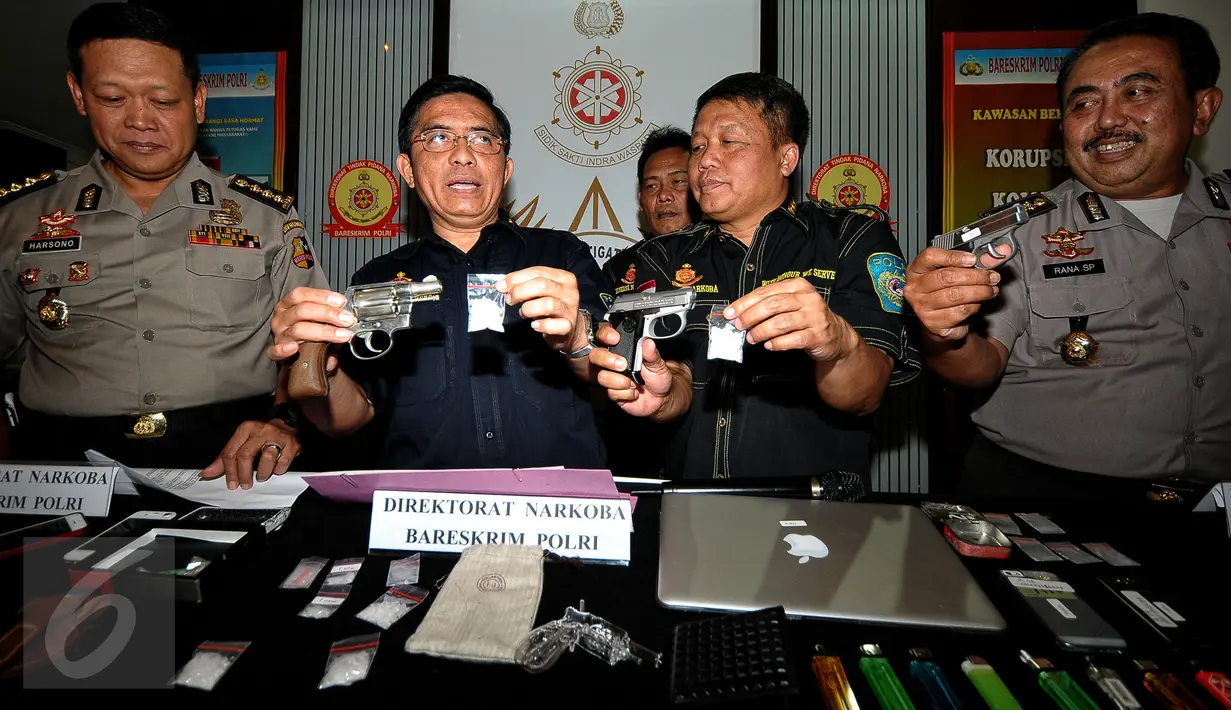 Petugas Direktorat Narkoba Polri menunjukan barang bukti hasil dari penangkapan Reza Alexander Prawiro, Jakarta, Senin (3/8/2015). Mantan kekasih artis Luna Maya itu ditangkap saat pesta shabu dan ganja di sebuah hotel. (Liputan6.com/Yoppy Renato)