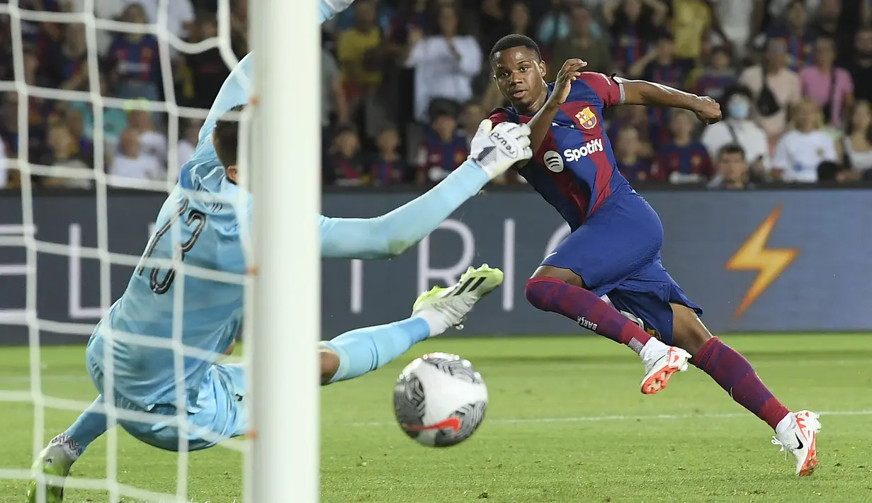 Pemain Barcelona, Ansu Fati (kanan) mencetak gol ketiga timnya ke gawang Tottenham Hotspur pada laga Piala Joan Gamper edisi ke-58 di Estadi Olimpic Lluis Companys, Barcelona, 9 Agustus 2023 WIB. (AFP/Pau Barrena)