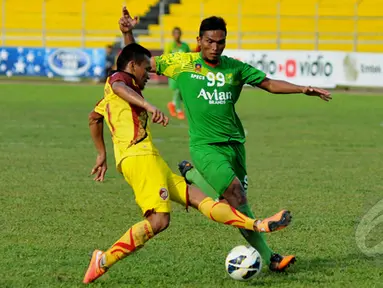 Sriwijaya FC ditahan imbang Persebaya Surabaya saat laga SCM Cup 2015 di Stadion H Agus Salim, Padang, Rabu (21/1/2015).  (Liputan6.com/Johan Tallo)