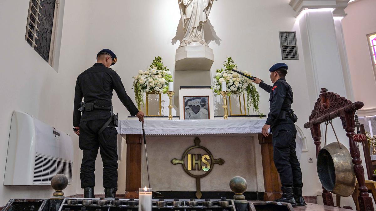 Jelang Misa Malam Natal, Gereja Katedral Hati Kudus Yesus Surabaya Disterilisasi