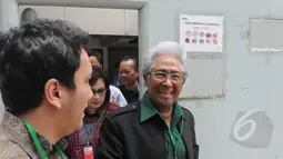 Adnan Buyung Nasution keluar dari rumah tahanan KPK, Jakarta, Jumat (6/3/2015). Adnan mengungkapkan kliennya Anas Urbaningrum akan melakukan kasasi ke Mahkamah Agung atas vonis yang diterimanya. (Liputan6.com/Herman Zakharia)