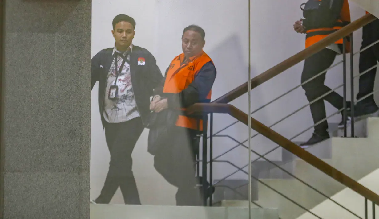 Rektor Universitas Jenderal Soedirman (Unsoed) Akhmad Sodiq melangkah menuju mobil tahanan seusai menjalani pemeriksaan di Gedung Merah Putih KPK, Jakarta, Sabtu, 22 Agustus 2026. KLY/ Arie Basuki)