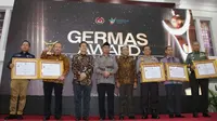 Menko PMK Muhadjir Effendy menyerahkan piagam penghargaan kepada sejumlah kementerian/lembaga dalam acara 'Anugerah Gerakan Masyarakat Hidup Sehat (Germas) Awards Tahun 2022' di Kantor Kementerian Koordinator Bidang Pembangunan Manusia dan Kebudayaan (Kemenko PMK) RI Jakarta, Selasa (6/12/2022). (Dok Kemenko PMK RI)