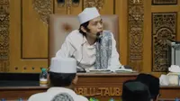 Gus Iqdam ketika menjelaskan keutamaan malam Nisfu Sya'ban dalam pengajiannya. (Foto: SS YT Gus Iqdam Official)