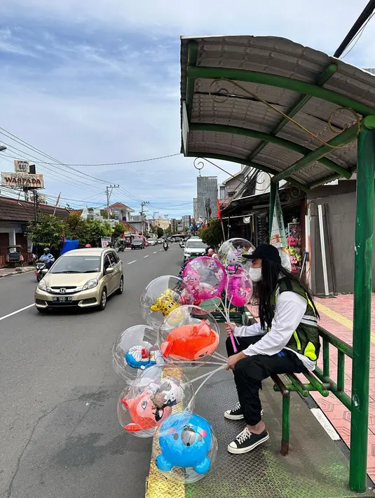 Selain berdiri di pinggir jalan menawarkan dagangannya, Baim juga istirahat di halte. Baim mengaku, dua jam menyamar tidak ada yang mengenalinya. [Instagram/baimwong]
