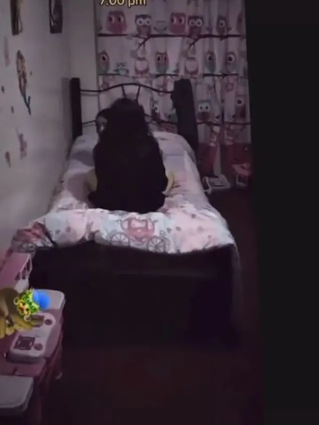 Viral Penampakan Seram Anak Kecil Wajah Pucat Mengintip, Hilang Saat Didekati