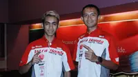 Dua pebalap Astra Honda Racing Team (AHRT), Andi Gilang dan Dimas Ekky Pratama (kanan), memberikan tips cara memilih dan merawat helm yang baik dan benar. (Bola.com/Oka Akhsan)