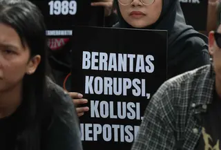 Awalnya peserta Aksi Kamisan merupakan keluarga korban pelanggaran Hak Asasi Manusia (HAM) berat di Indonesia, seperti peristiwa 1965, Tragedi Semanggi, dan penghilangan paksa aktivis. Tampak dalam foto, aktivis Jaringan Solidaritas Korban untuk Keadilan memegang pamflet saat mengikuti peringatan 19 tahun Aksi Kamisan di Jalan Medan Merdeka Utara atau di seberang Istana Merdeka, Jakarta, 15 Januari 2026. (Liputan6.com/Helmi Fithriansyah)