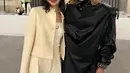 Lisa juga berfoto bersama Rihanna. Ia tampil dengan atasan blazer crop top putih dari Dior seharga Rp60 juta, dipadukan inner knit tank top dari Louis Vuitton seharga Rp26 juga. Dan bawahan celana panjang flare dari Dior seharga Rp41 jutaan. [@lalalalisa_m]