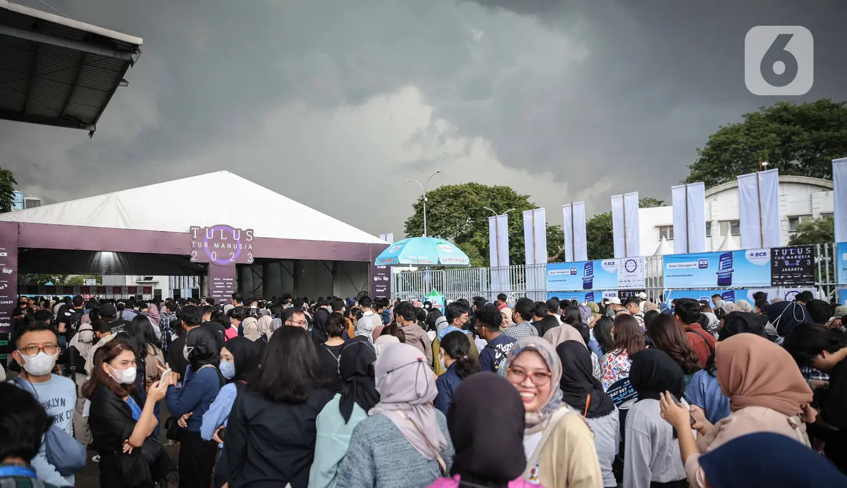Antusias penonton Konser Tulus dalam  konser yang tajuk “Tulus Tur Manusia 2023" di Jakarta, Jumat (3/3/2023). setelah melewati 10 kota dengan Medan sebagai kota pertama “Tulus Tur Manusia 2023” yang diadakan 1 Februari 2023 lalu, Jakarta menjadi penutup rangkaian manis ini dengan konser yang diadakan pada 3 Maret 2023 di JIEXPO Kemayoran Jakarta. (Liputan6.com/Faizal Fanani)