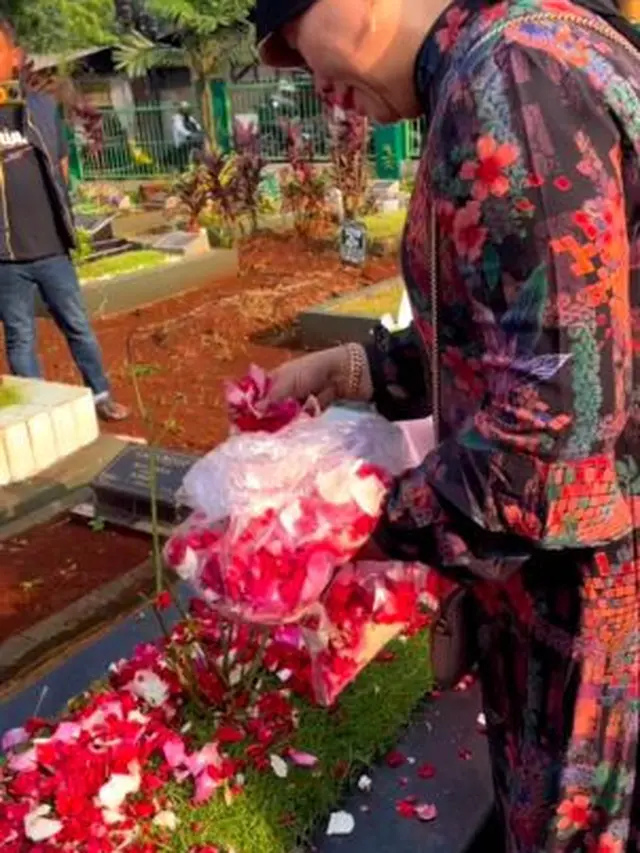 Mengenang Satu Tahun, Ini 6 Momen Haji Faisal Ziarah ke Makam Vanessa dan Bibi Ardiansyah