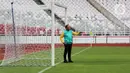 Menteri Pemuda dan Olahraga Zainudin Amali menjadi penjaga gawang saat Hitung Mundur 100 Hari Menuju Piala Dunia U-20 di Stadion Utama Gelora Bung Karno, Jakarta, Kamis (9/2/2022). Piala Dunia U-20 2023 akan digelar di Indonesia mulai 20 Mei hingga 11 Juni mendatang di Stadion Utama Gelora Bung Karno. (Liputan6.com/Johan Tallo)