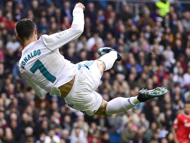 Penyerang Real Madrid, Cristiano Ronaldo memimpin top scorer sementara untuk timnya dengan koleksi 15 gol disemua level kompetisi.  (AFP/Pierre-Philippe Marcou)