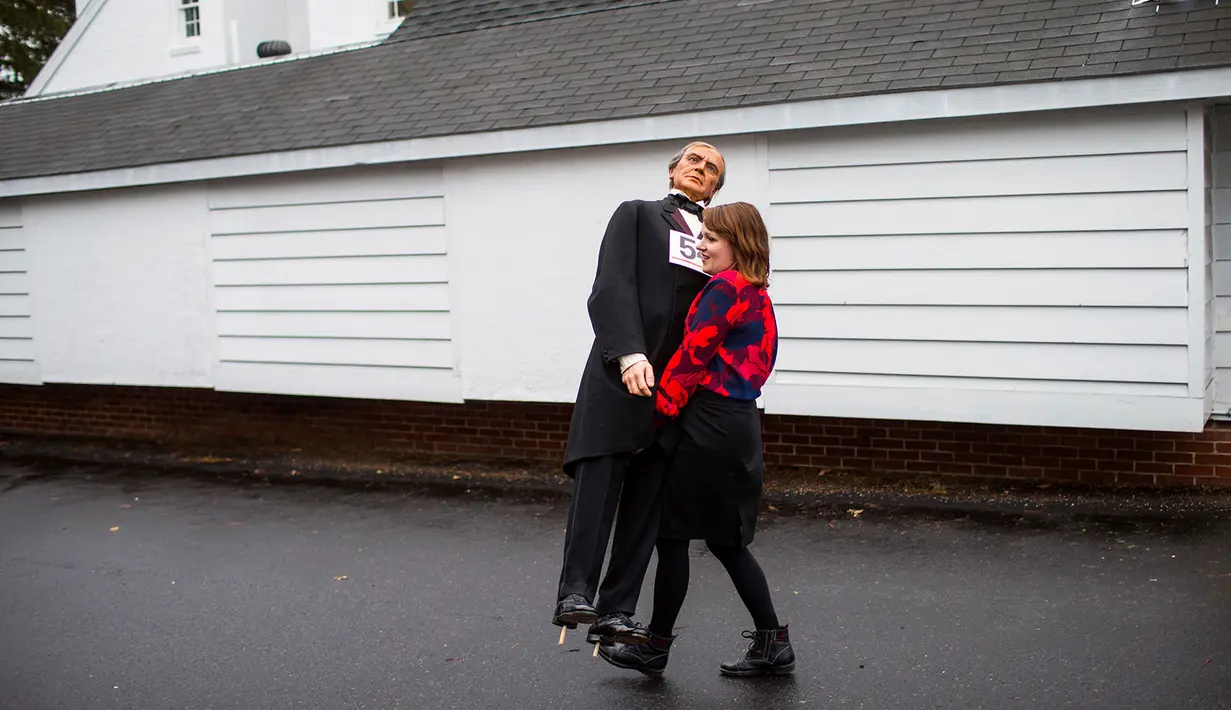 Pengunjung membawa patung koleksi yang beli dari Museum Hall of Presidents di Gettysburg, Pennsylvania, Sabtu (14/1). Museum yang tutup pada November lalu tersebut menjual hampir seluruh koleksi mereka. (AP Photo/ SEAN SIMMERS)