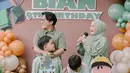 Satu tahun berpisah, Ririe dan Ayus terlihat beberapa kali bertemu dalam momen spesial anak. Kali ini, mantan suami istri itu kembali dipertemukan di pesta ulang tahun buah hati pertamanya, Bian. Momen itu pun sontak menuai banyak reaksi dari netizen. Kebersamaan mereka yang penuh senyum menjadi sorotan. (Liputan6.com/IG/@ririe_fairus)