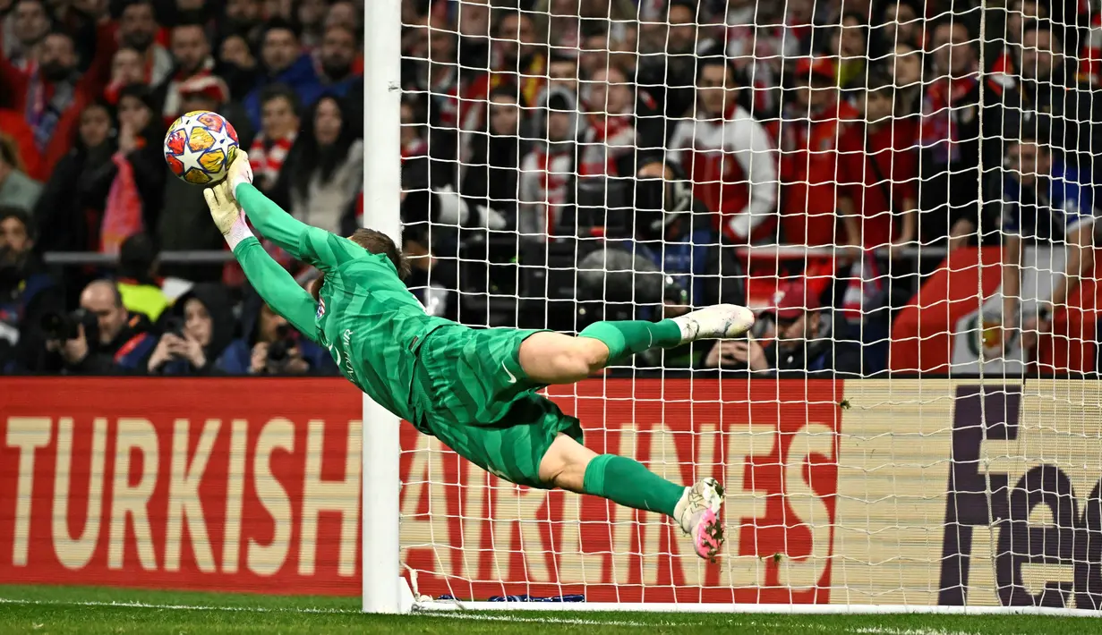 Kiper Atletico Madrid, Jan Oblak, berhasil menghalau bola saat adu penalti melawan Inter Milan dalam laga leg kedua babak 16 besar Liga Champions di Estadio Metropolitano, Kamis (14/3/2024). (AFP/Javier Soriano)