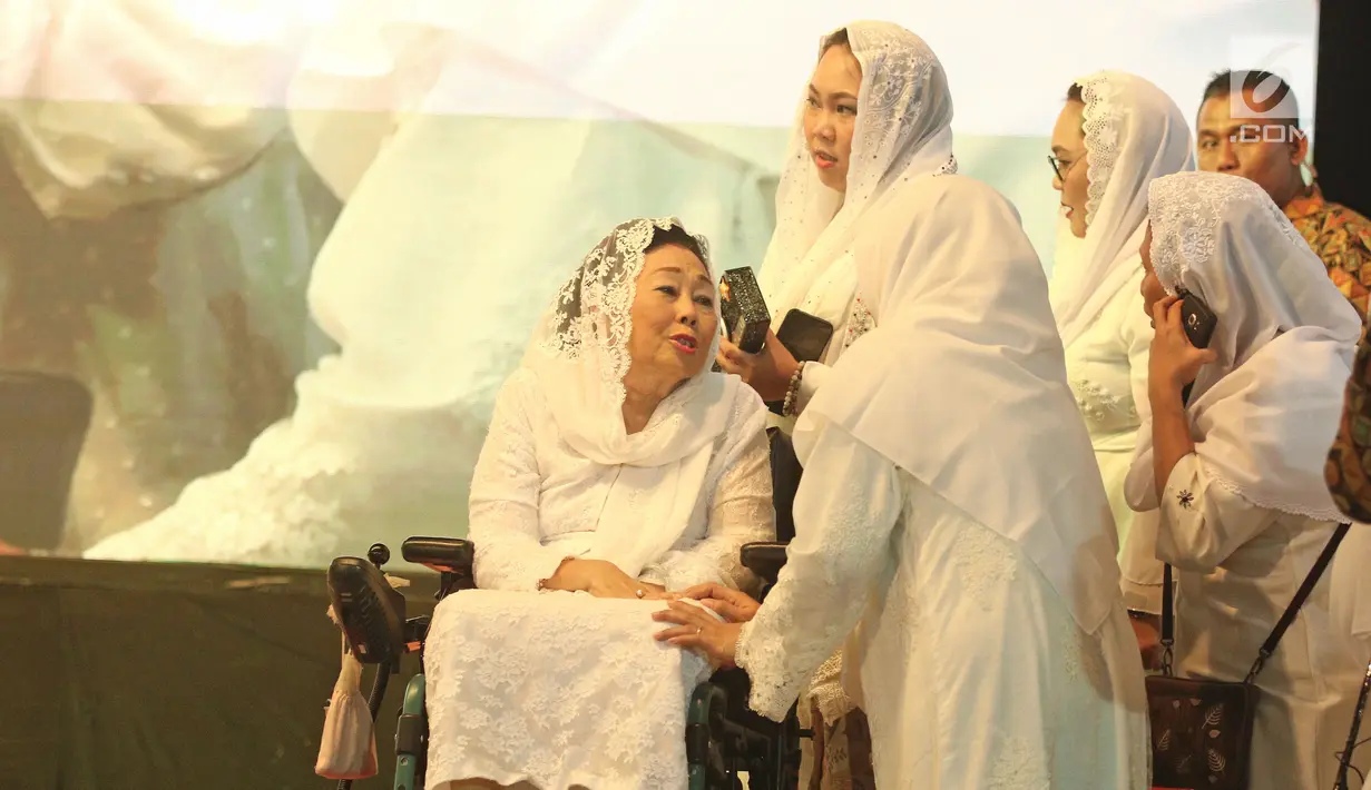 Istri mendiang Abdurrahman Wahid (Gus Dur), Sinta Nuriyah Wahid bersama putrinya saat diatas panggung dalam peringatan Sewindu Haul Gus Dur di Jakarta, Jumat (22/12). (Liputan6.com/Herman Zakharia)
